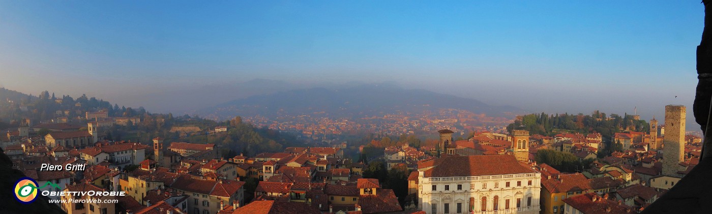 40 Dalla Torre Civica vista a nord verso le montagne con foschia.jpg